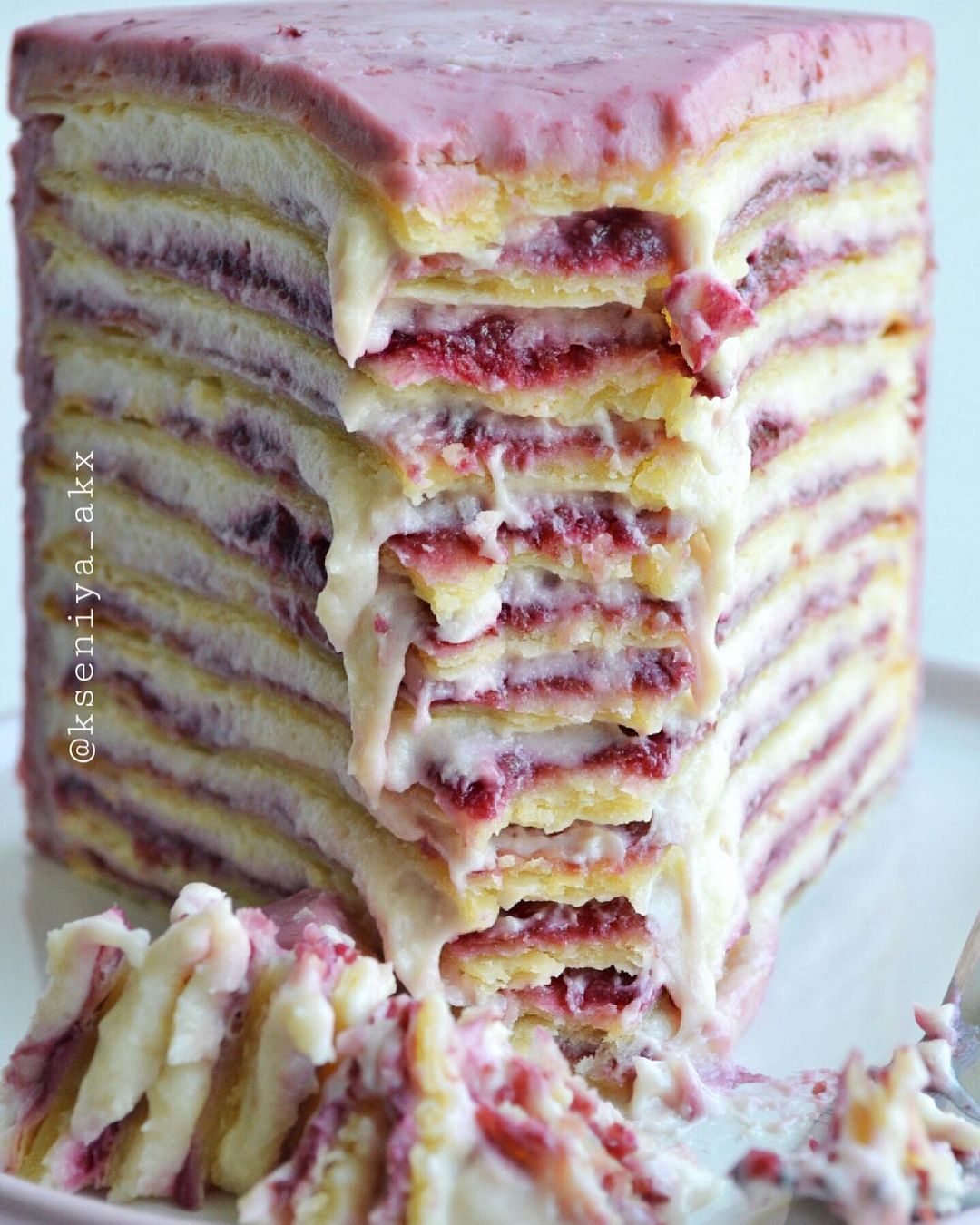 Pastel de Capas con Mermelada de Cereza y Crema de Coco