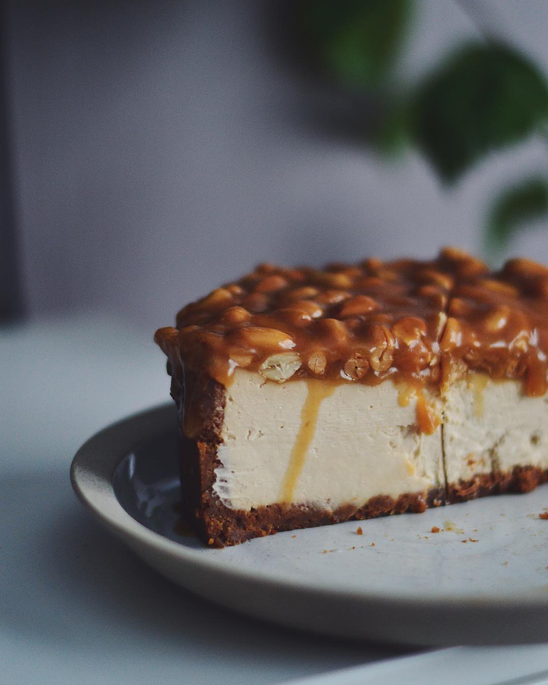 Peanut cheesecake with caramel