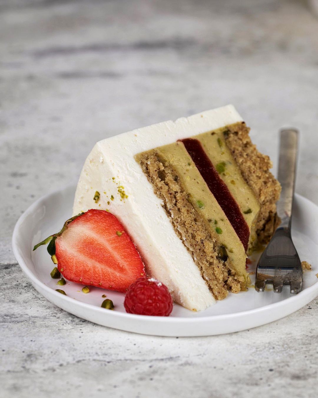 Pistachio cake with strawberry