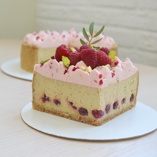 PISTACHIO CHEESECAKE WITH RASPBERRY