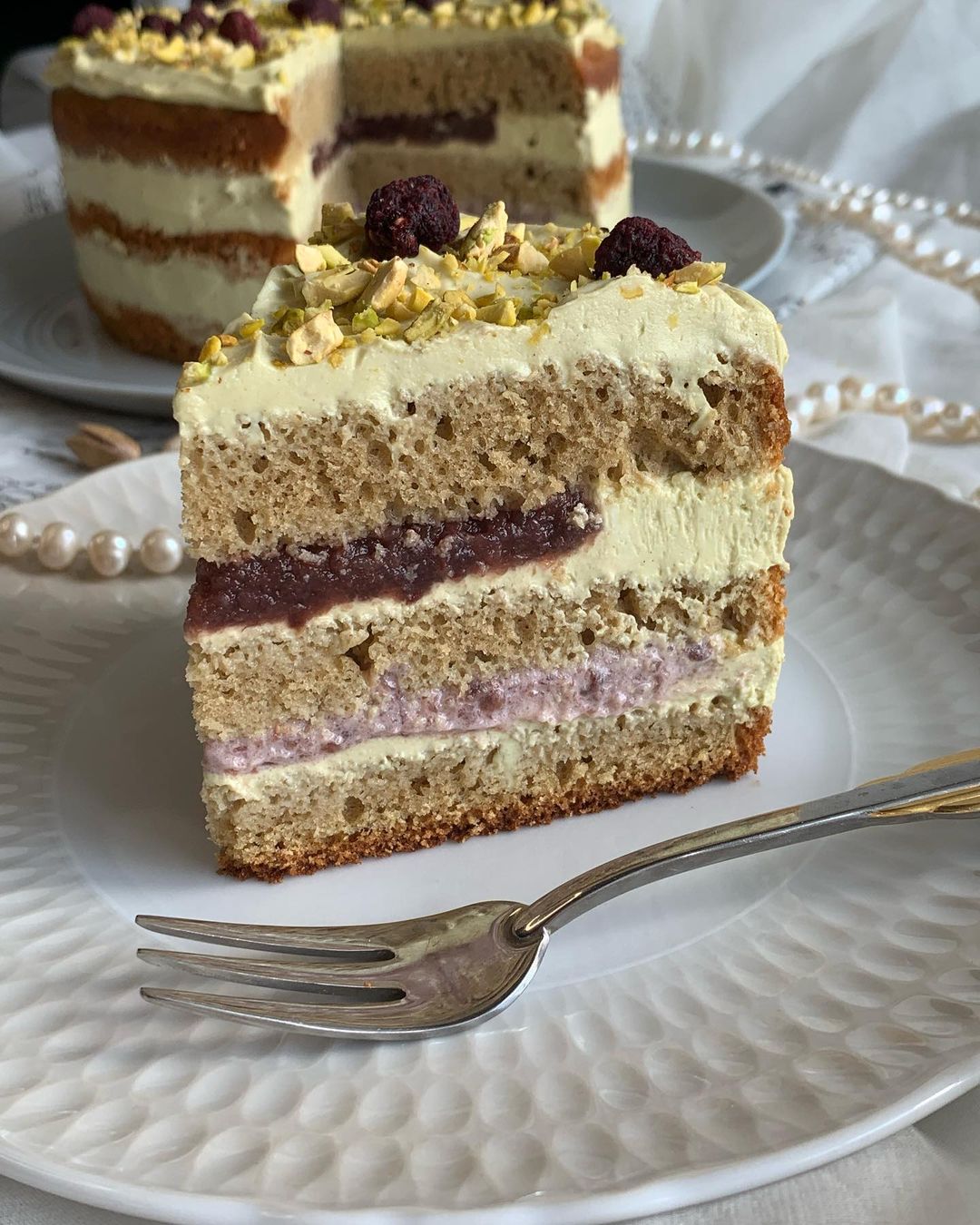 Pistachio sponge cake with raspberry filling