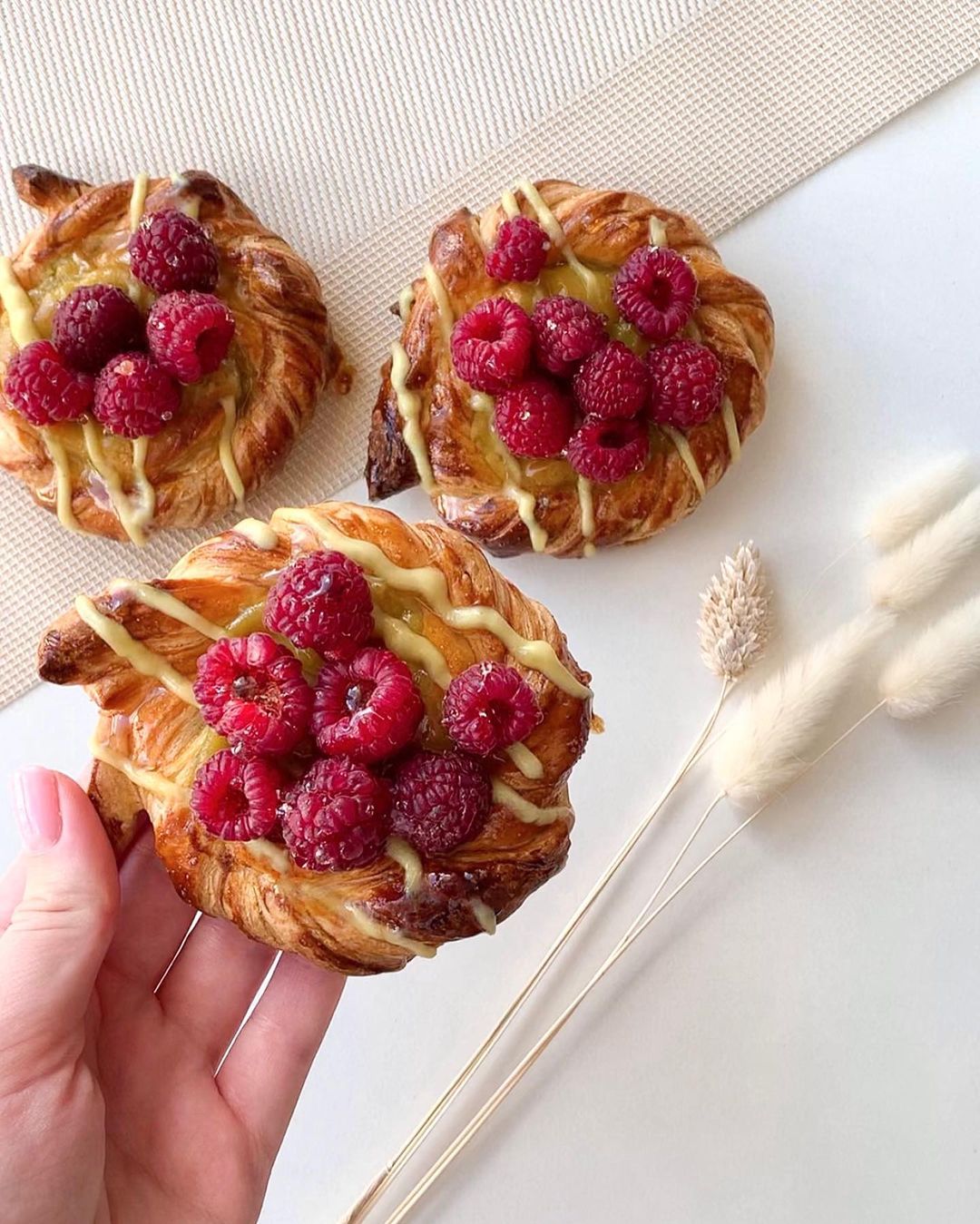 Puff snails with raspberries