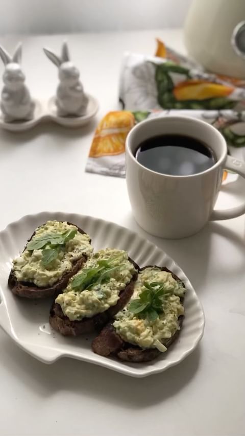 Tosta de Pan Negro con Aguacate y Huevo Duro