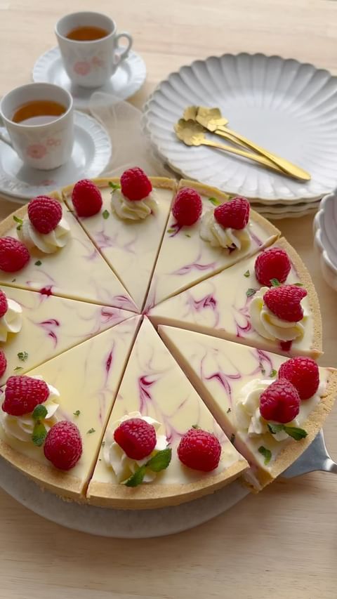 Tarta de Queso con Cobertura de Frambuesa y Chocolate Blanco