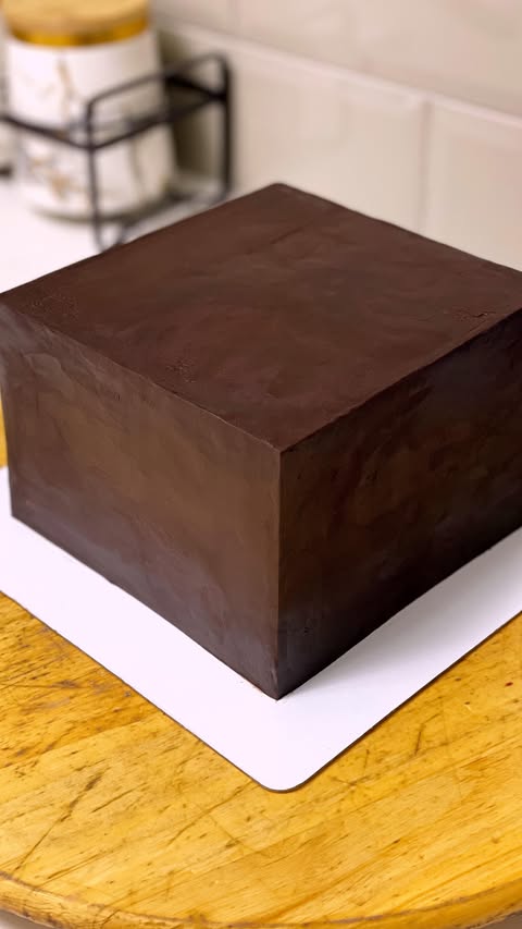 Rich Dark Chocolate Ganache Perfect for Cakes