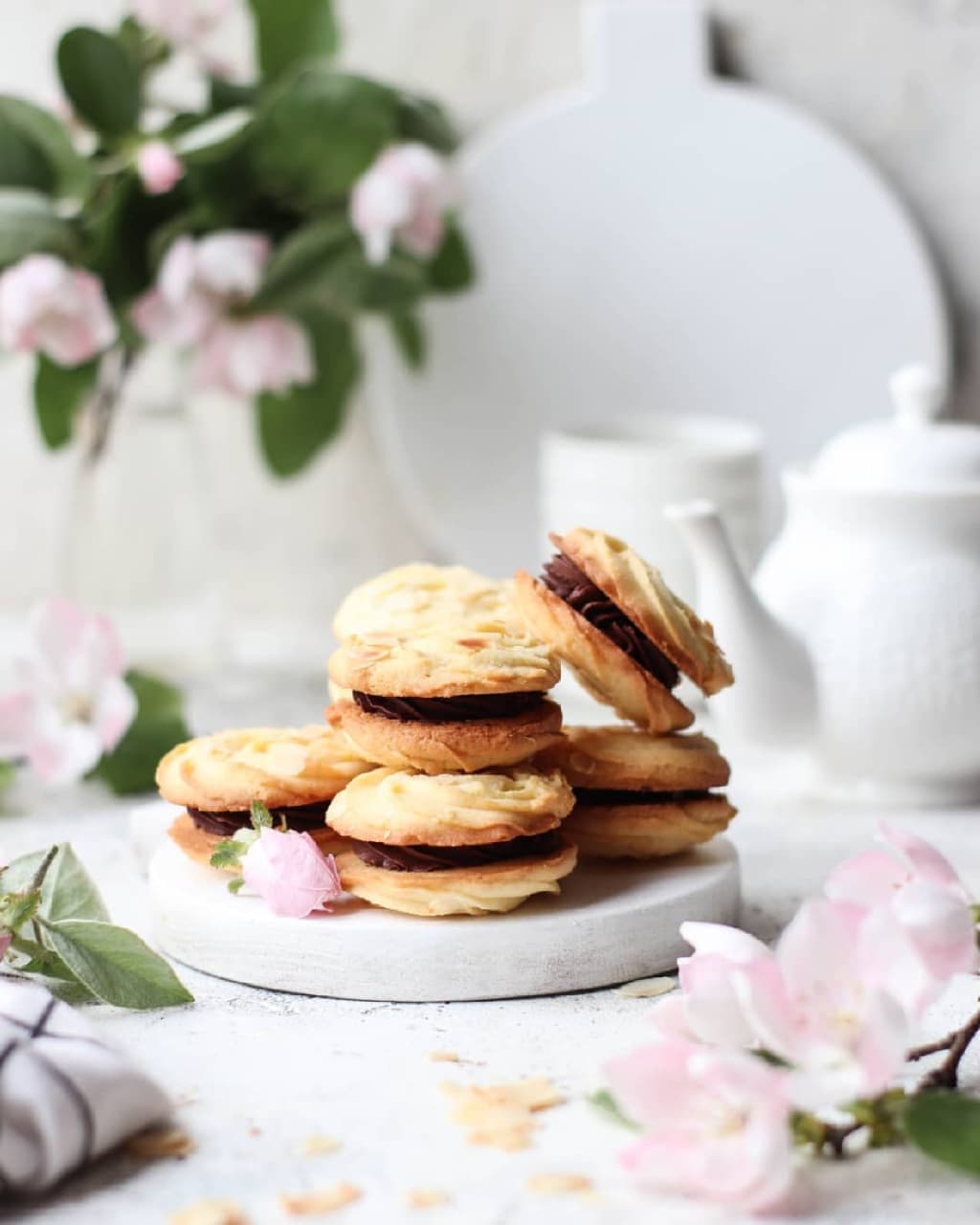 Shortbread cookies with chocolate ganache