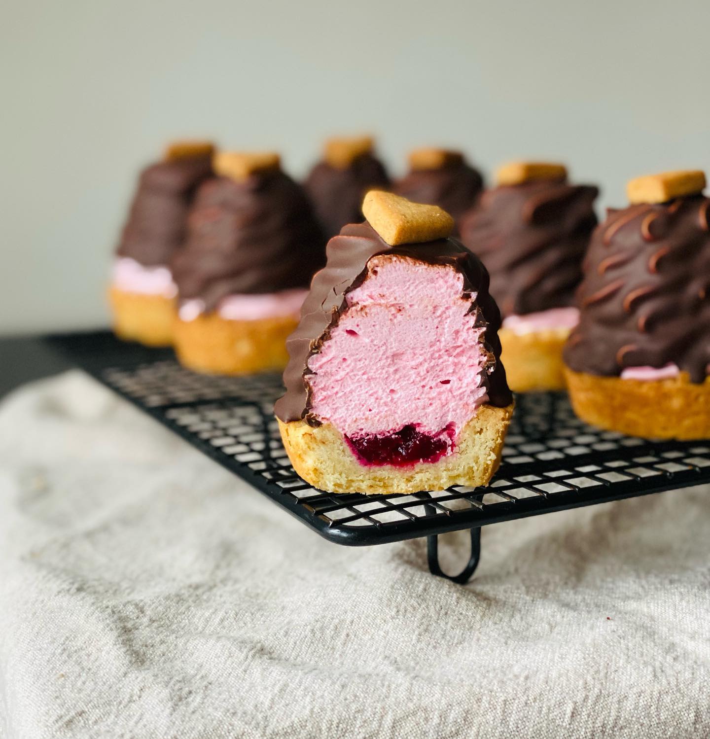 Shortcrust baskets with marshmallow & jam