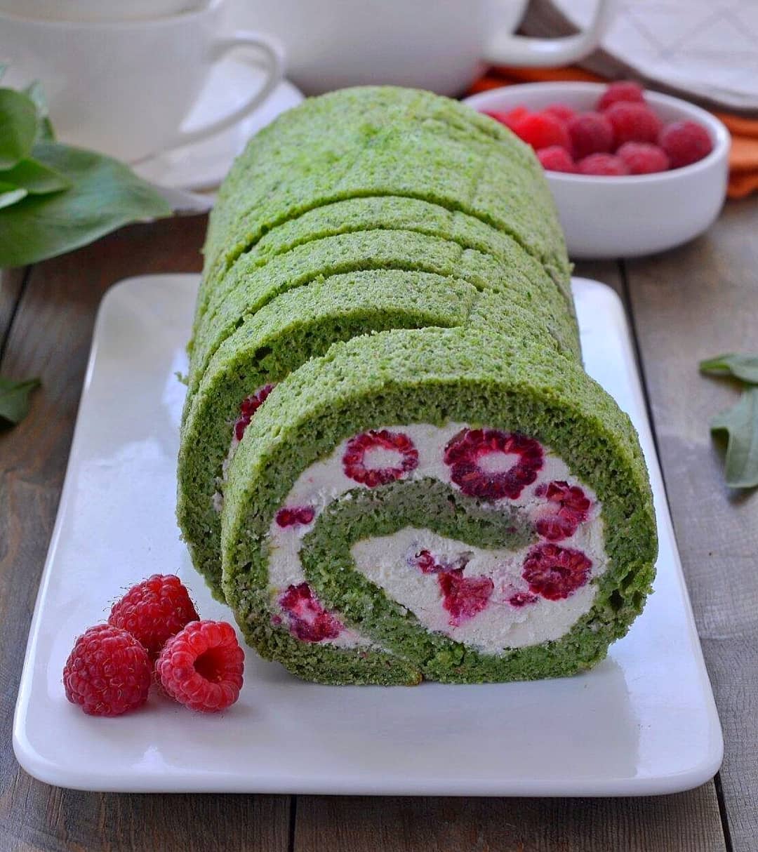 Spinach swiss roll cake