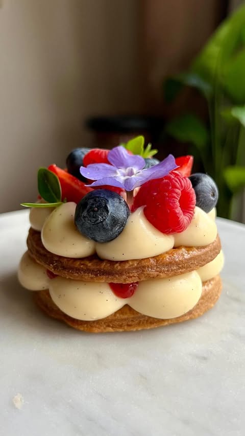 Delicioso Bolo de Camadas com Creme de Mascarpone e Geleia de Morango