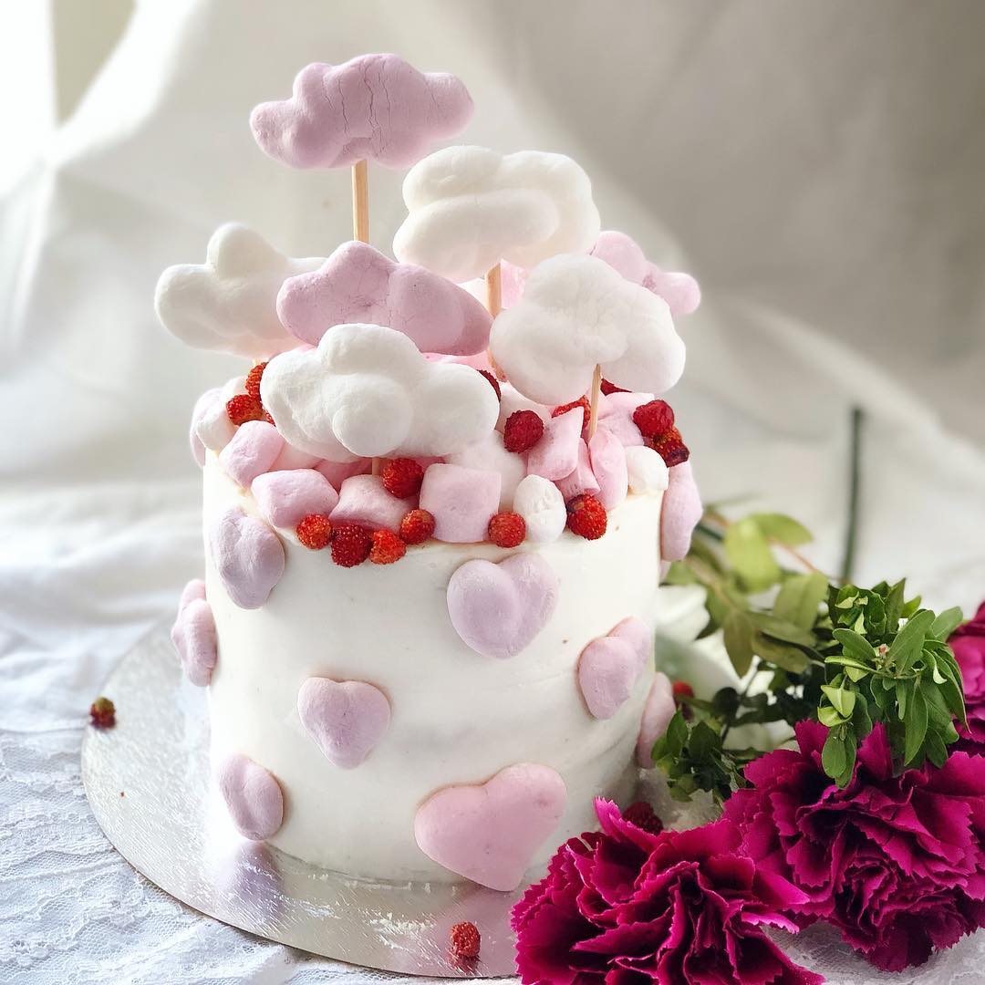 STRAWBERRY MARSHMALLOWS CAKE