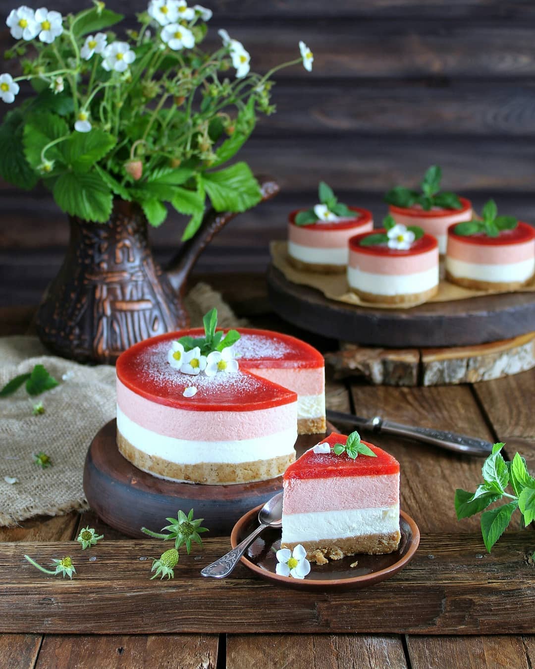 STRAWBERRY MOUSSE CAKE