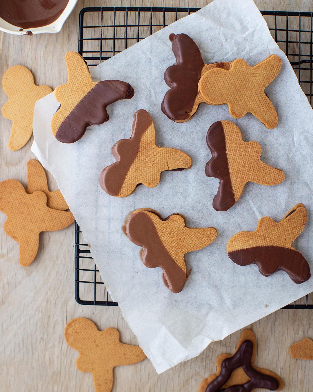 Super crispy cookies with chocolate ganache