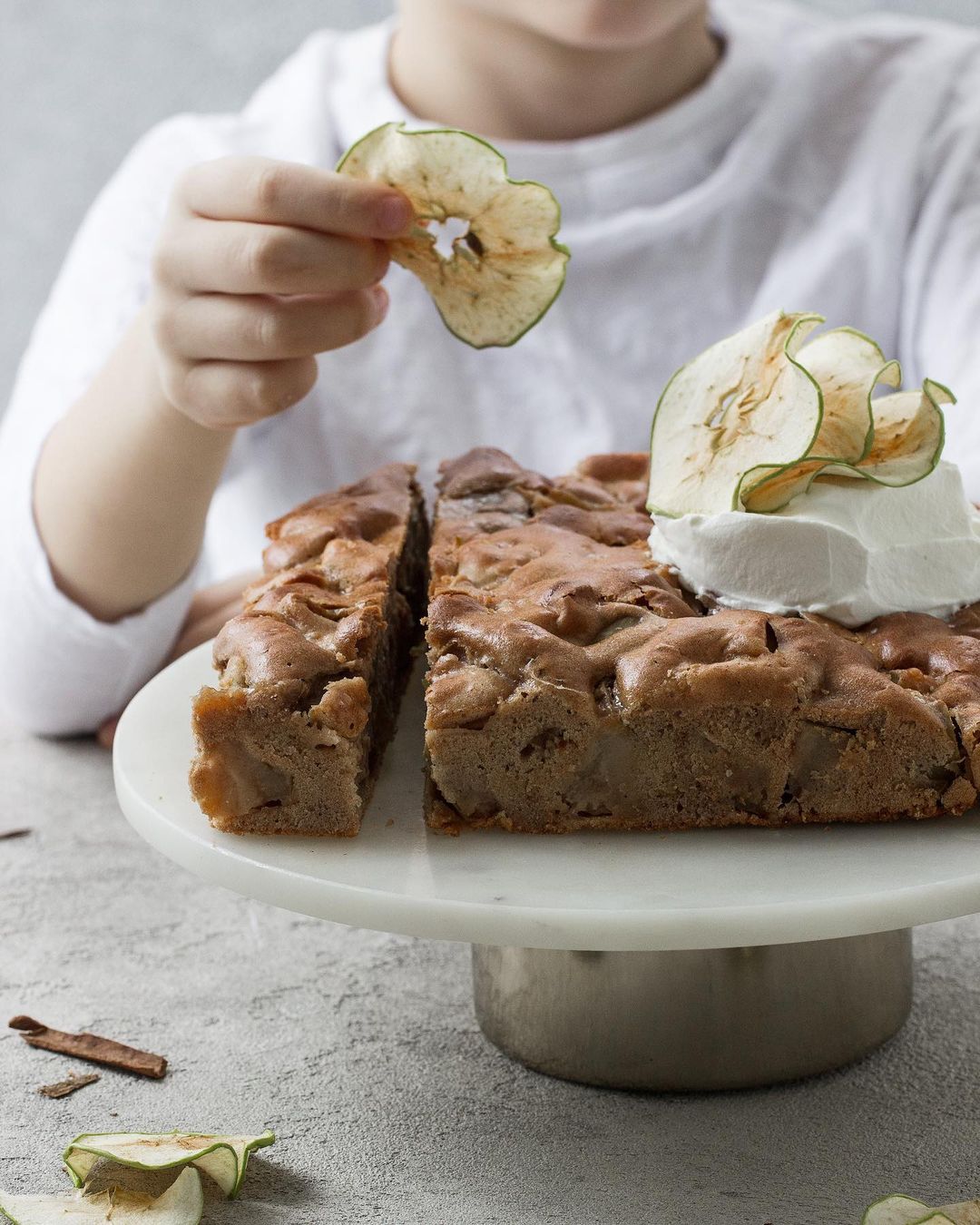 Tea cake with apples, cinnamon and bergamot