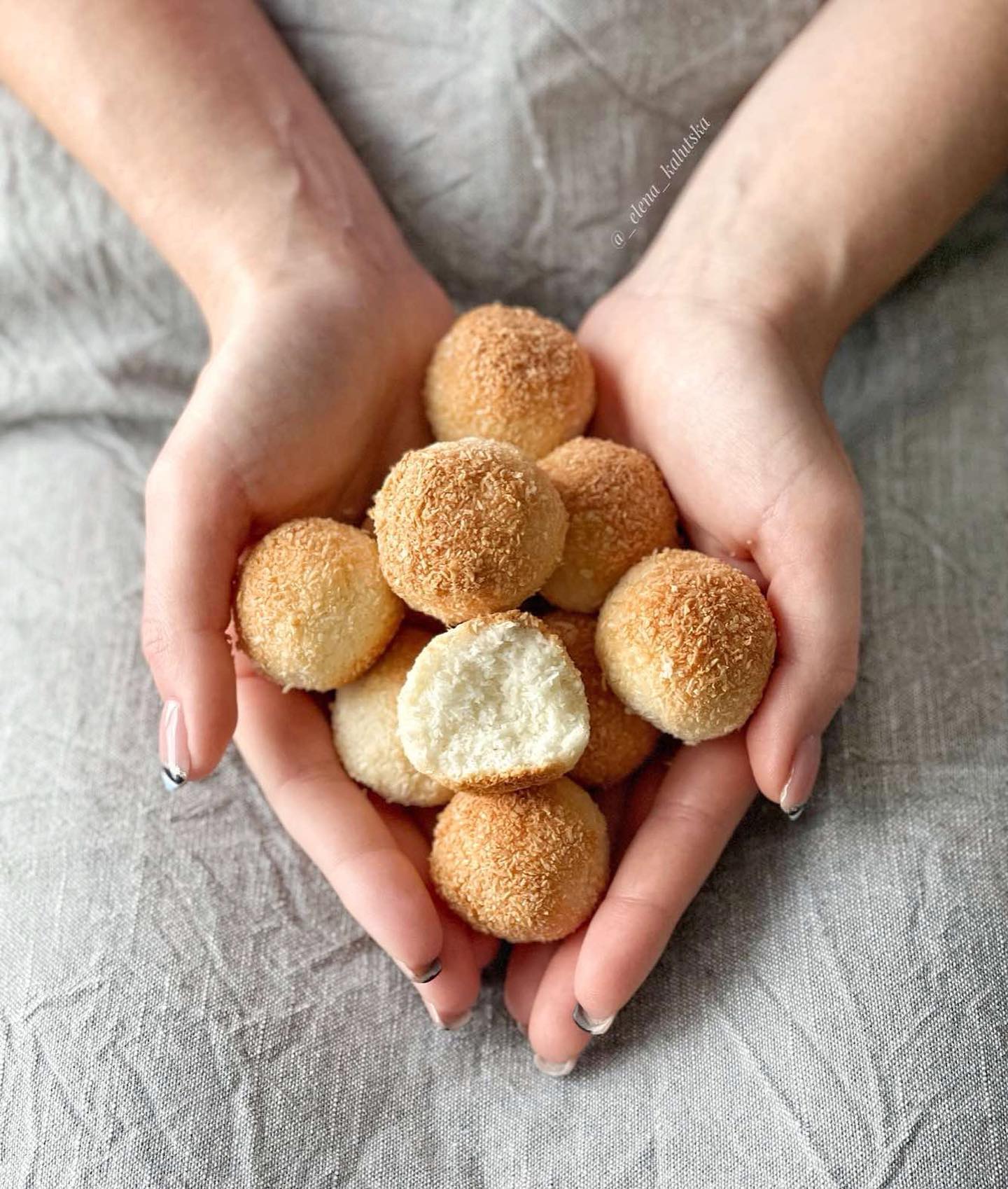 Three-component coconut cookies