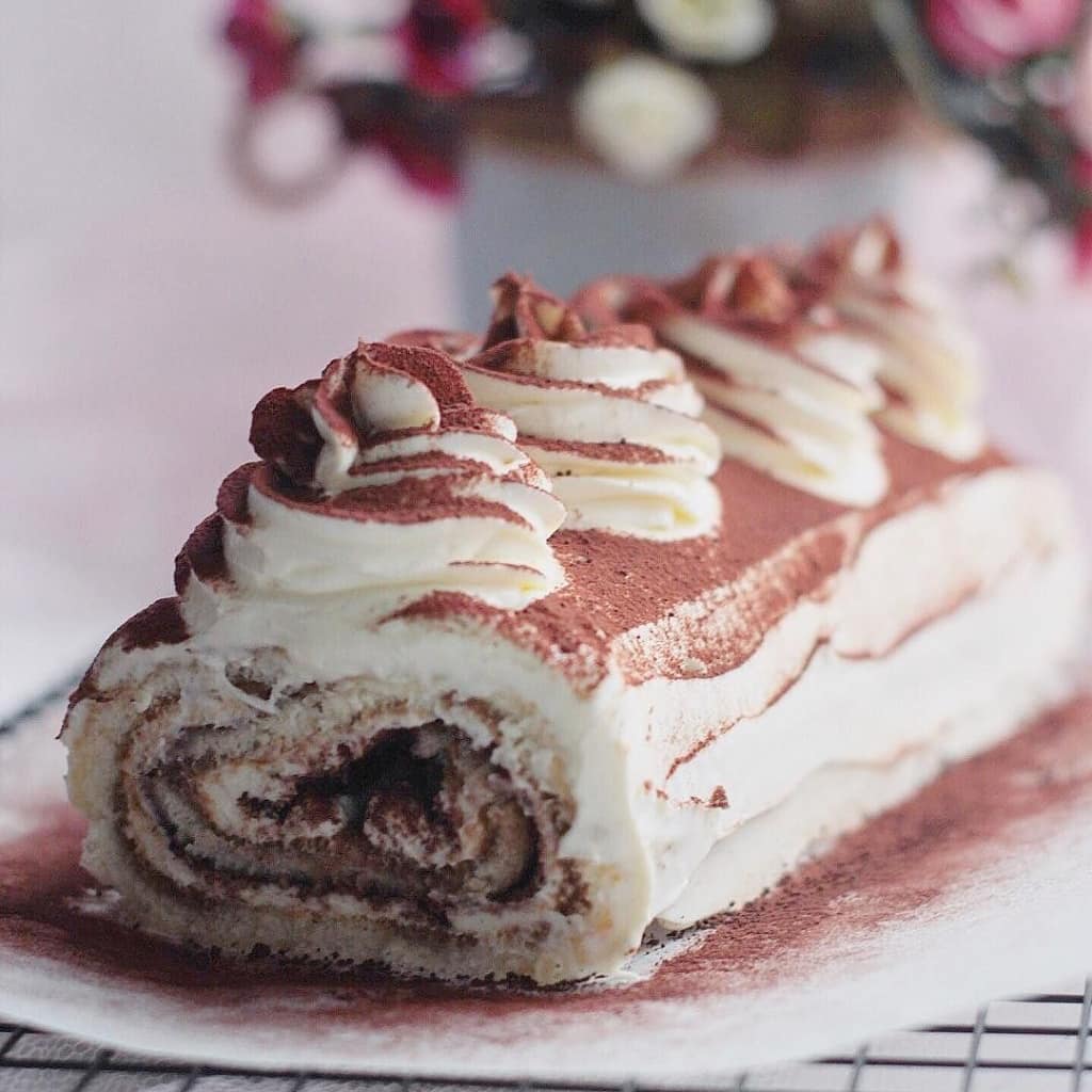 Tiramisu cake roll