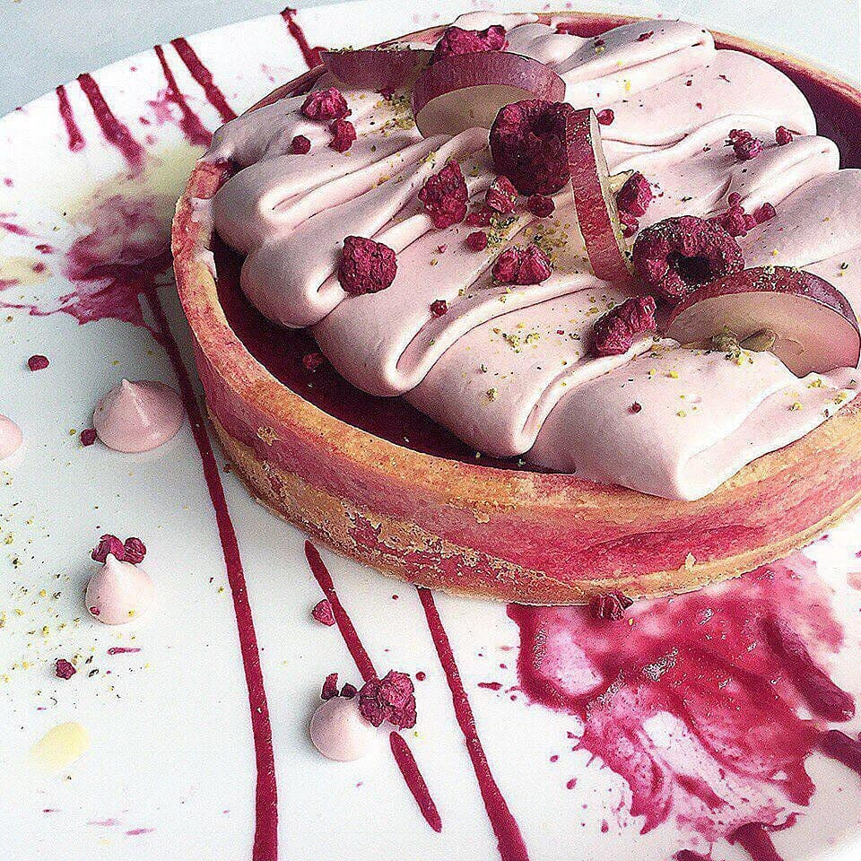 Vanilla cream tart with plum Namelaka