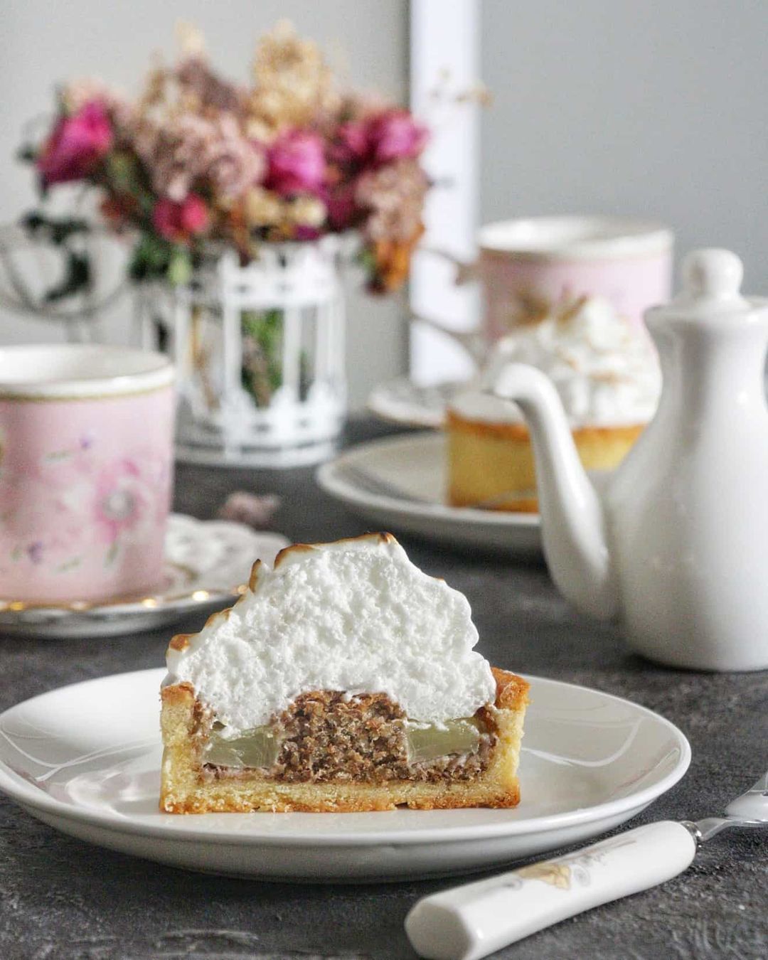 Walnut tart with pineapple & meringue